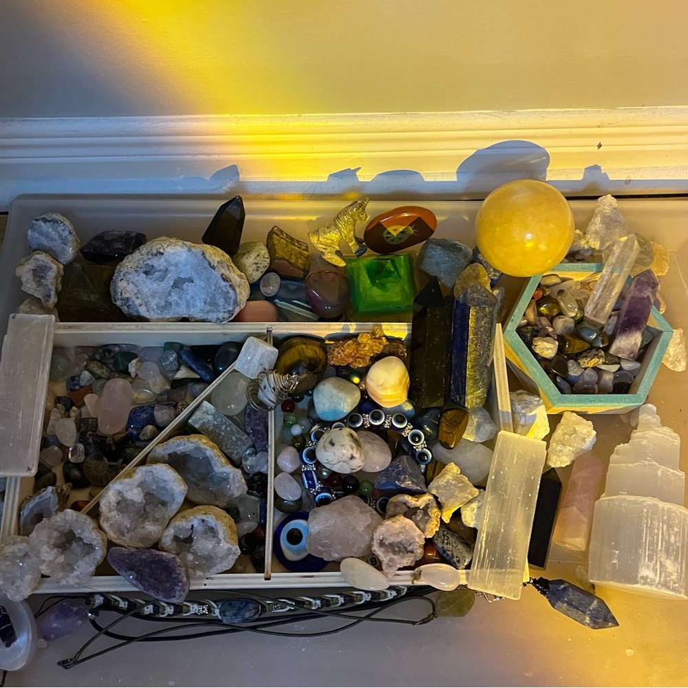 Huge crystal collection - Selenite, Amethyst, Quartz, Labradorite & more - Picture 10 of 10